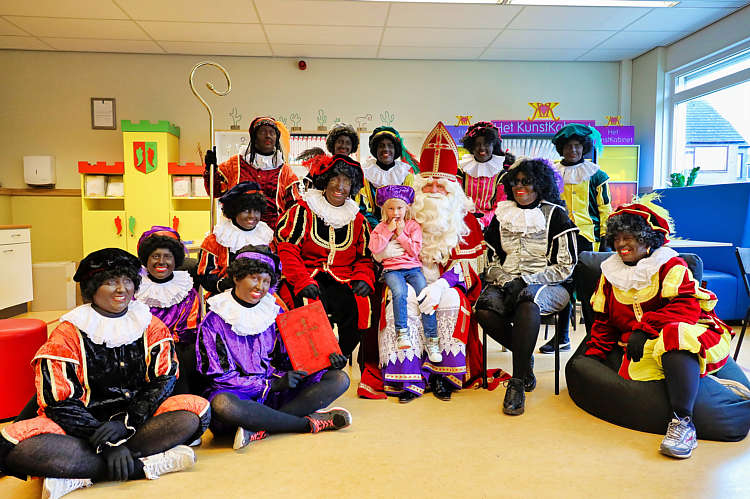 Aankomst van de Sint en zijn Zwarte Pieten in Waarder_110